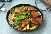 食用鸭血有助于狗狗补血,狗狗可以少量食用煮熟的鸭血