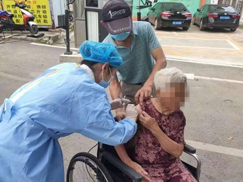 免去排队烦恼,上门打疫苗为行动不便老人提供便捷服务